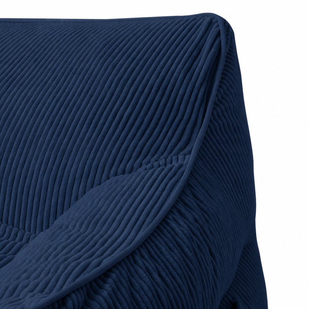 Pouf fauteuil en velours côtelé bleu foncé, gros plan sur dossier et accoudoir