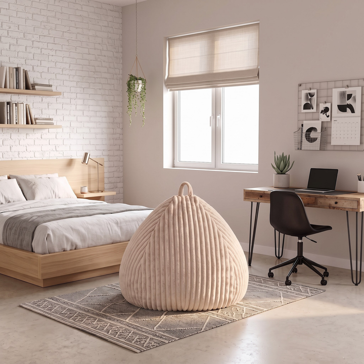 Pouf poire en fourrure côtelée posé au sol dans un intérieur