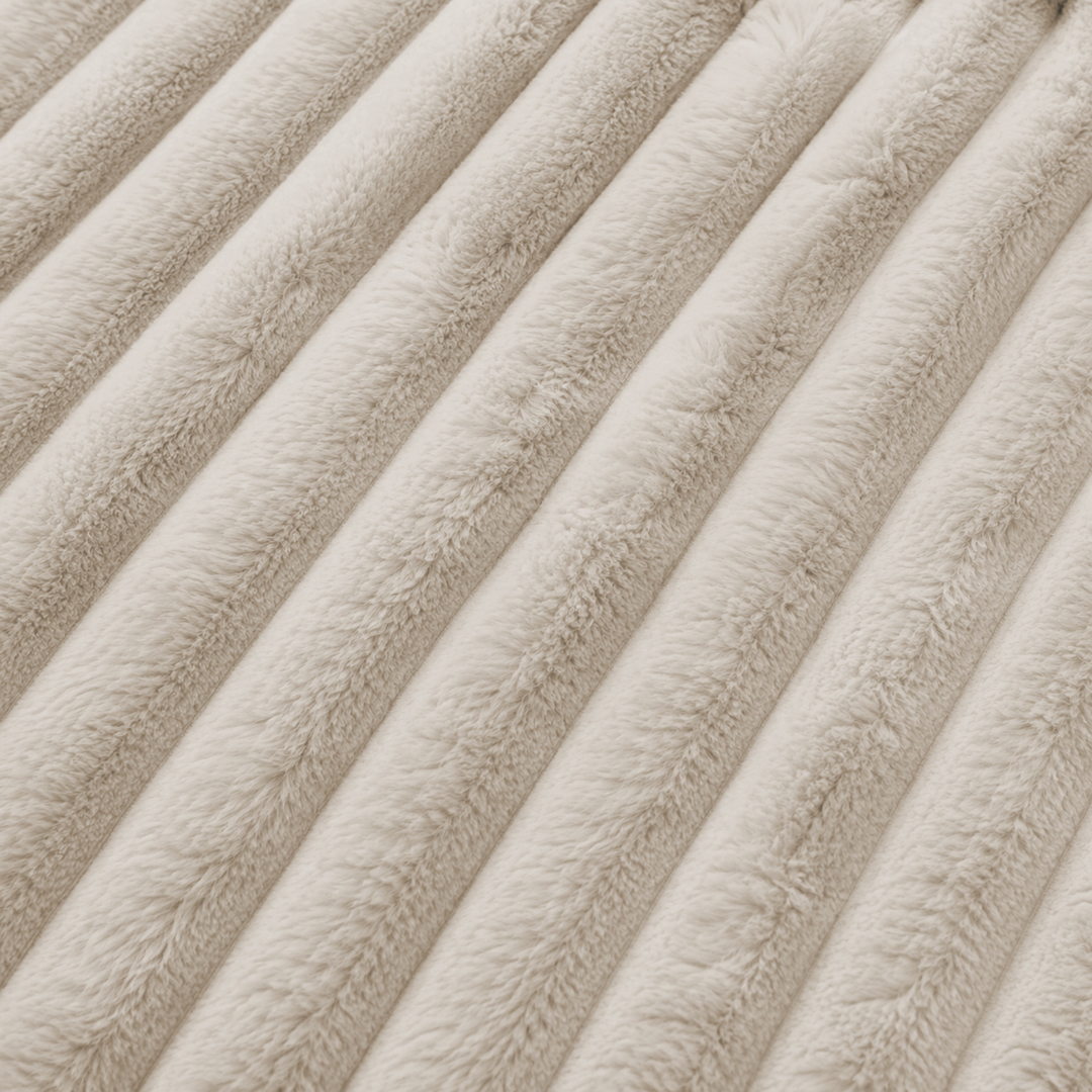 Tissu fourrure côtelée beige au relief vertical, gros plan de la housse