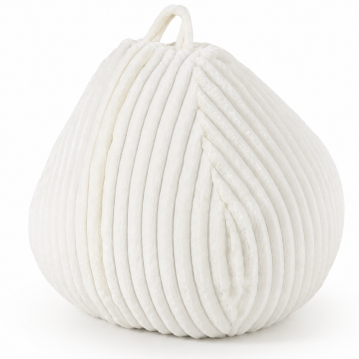 Pouf poire déhoussable en fausse fourrure côtelée blanc cassé, vue en trois-quarts