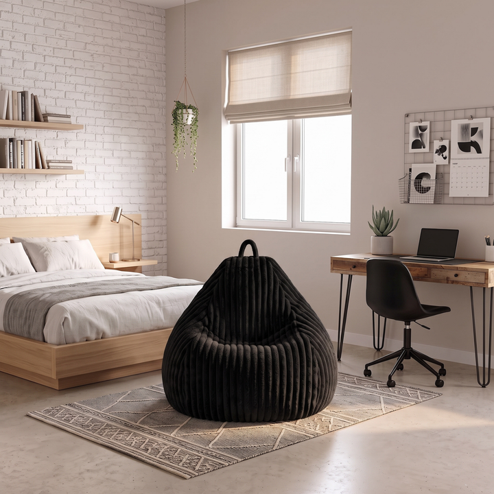 Pouf poire en fourrure côtelée posé au sol dans un intérieur