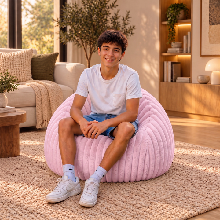 Personne assise confortablement dans un pouf poire en fourrure côtelée