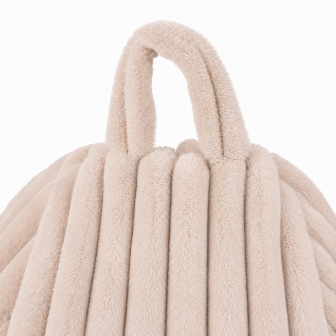 Pouf poire déhoussable en fourrure côtelée, vue rapprochée de la poignée. 