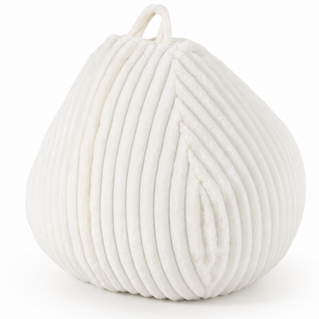 Pouf poire en fourrure côtelée blanc, vue trois-quarts, poignée visible.