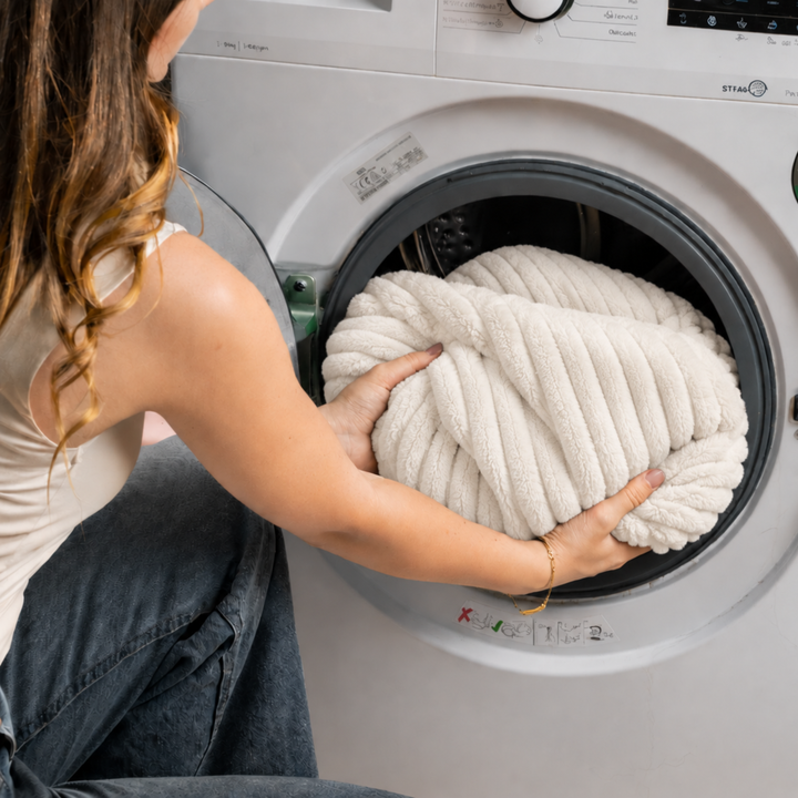 Housse en fourrure côtelée du pouf long géant déhoussable beige dans une machine à laver