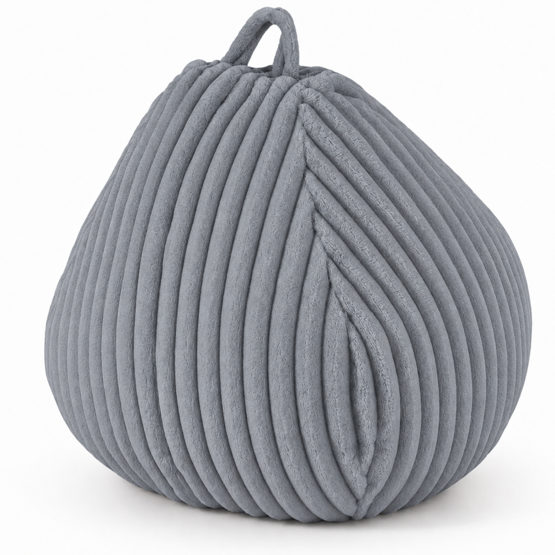Pouf poire gris en fourrure côtelée déhoussable, vue de trois-quarts avec poignée.