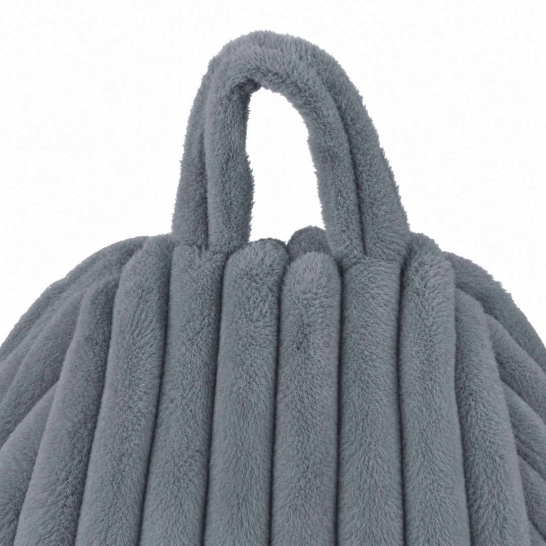 Pouf poire en fourrure côtelée, poignée rembourrée visible sur le dessus.