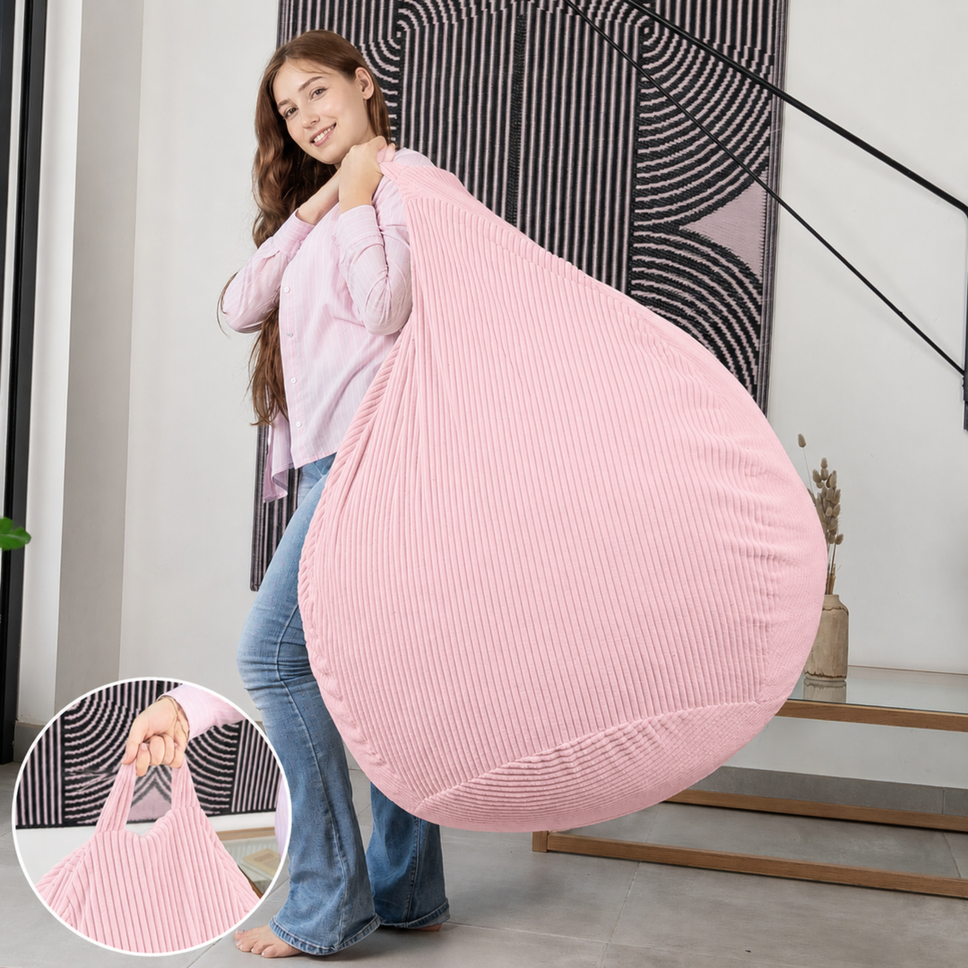 Femme soulevant le pouf poire déhoussable en velours côtelé déhoussable par sa poignée.