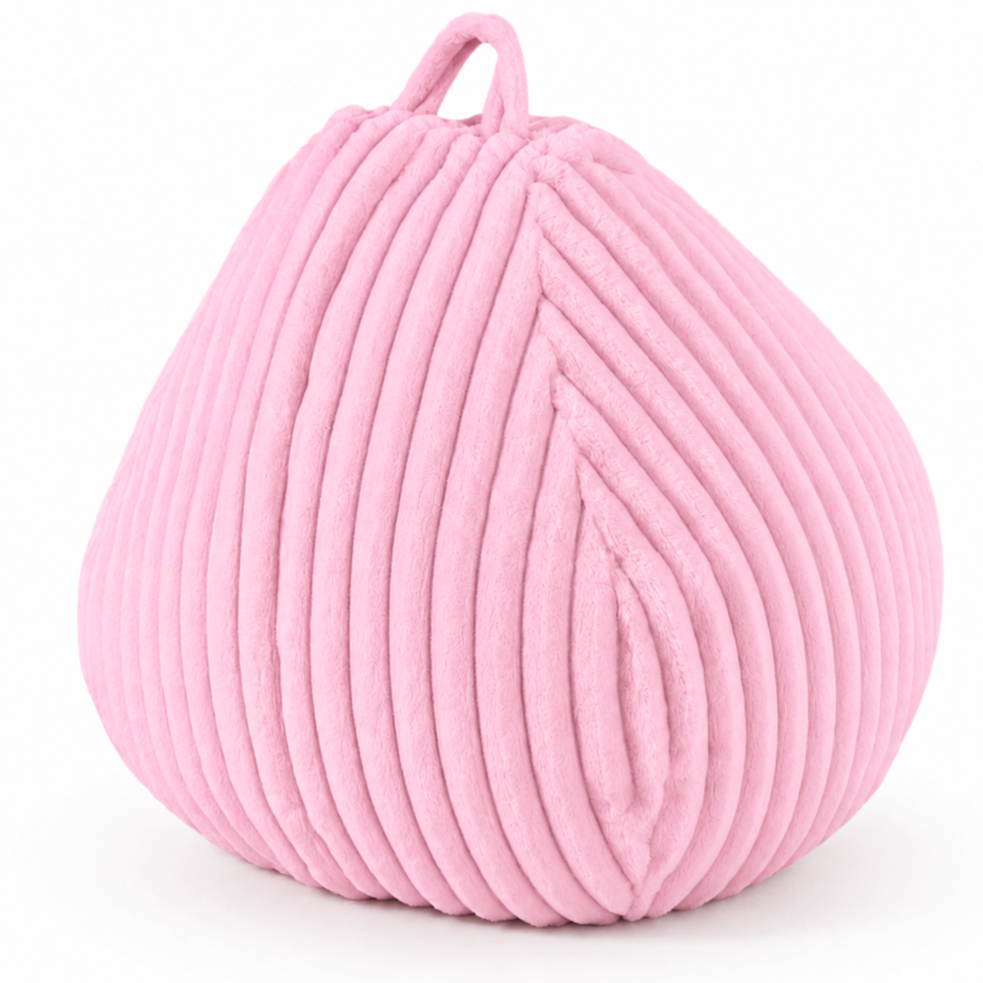 Pouf poire rose en fourrure côtelée, vue de biais, poignée en haut.
