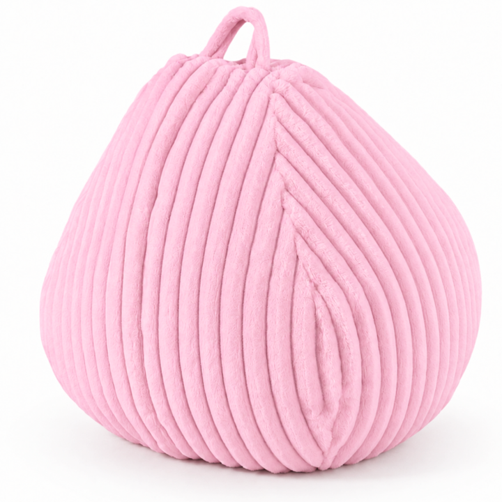 Pouf poire rose en fourrure côtelée, vue de biais, poignée en haut.