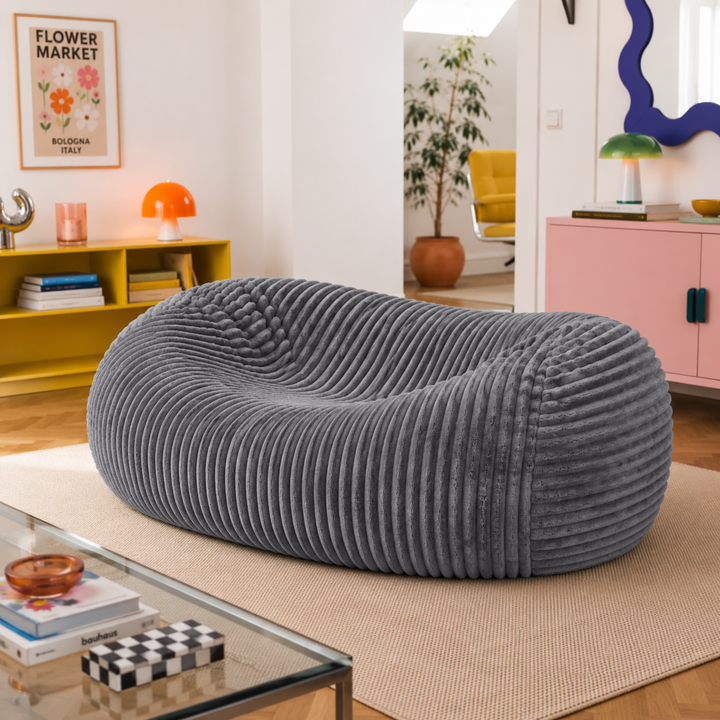 Pouf long géant déhoussable en fourrure côtelée dans un salon moderne
