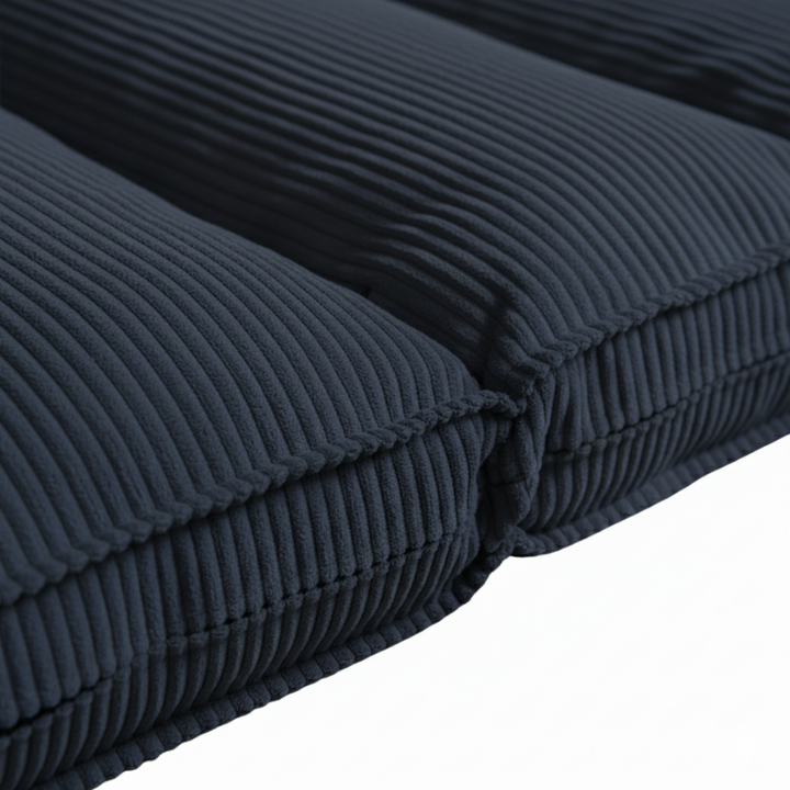 Futon déhoussable bleu foncé côtelé, détail des coutures et du bord.