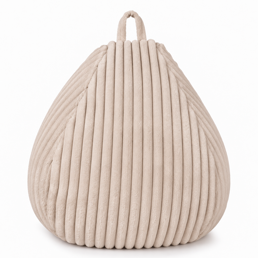 Pouf poire beige fourrure côtelée avec anse au sommet, aspect moelleux et arrondi.