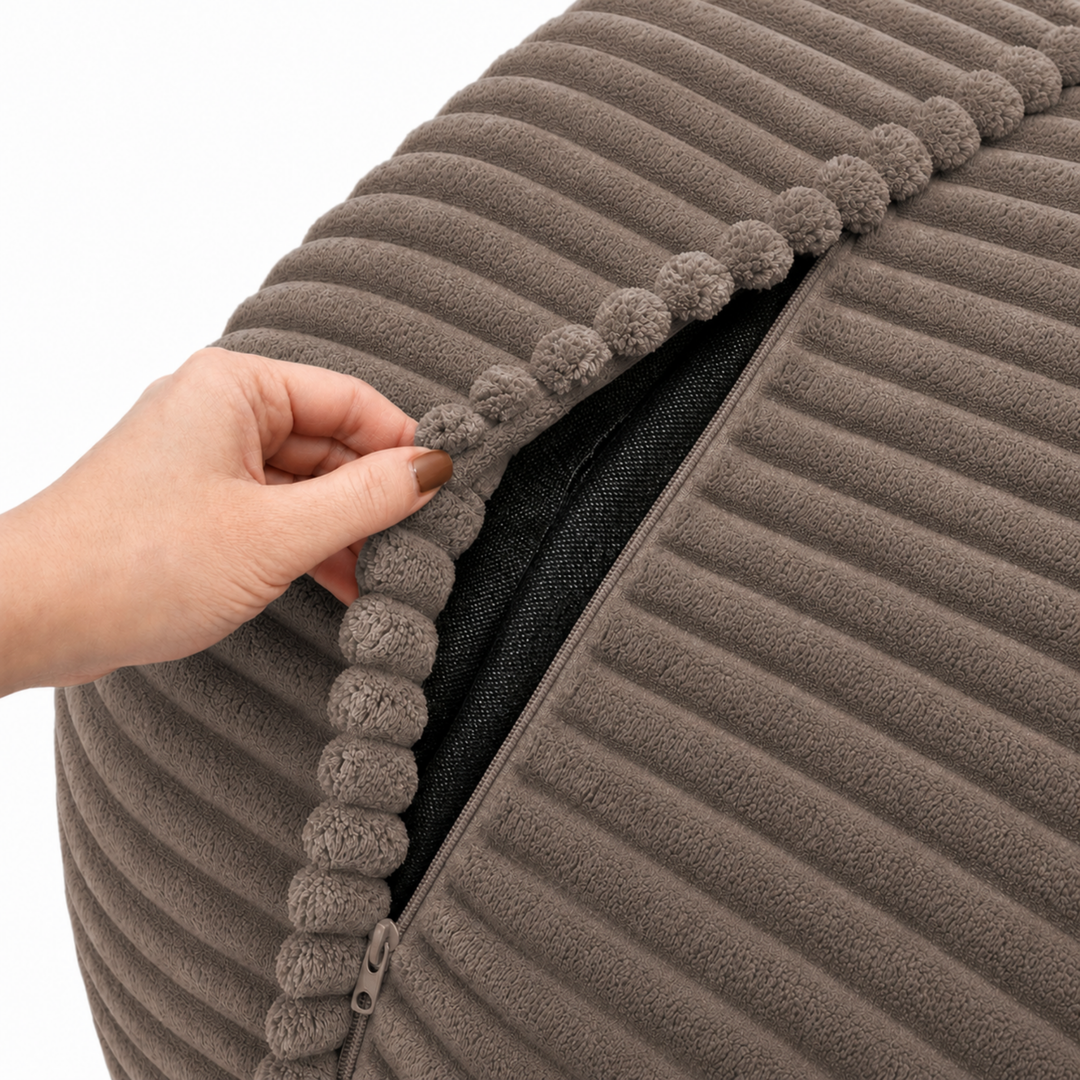 Gros plan sur la housse du pouf XXL en velours côtelé, fermeture éclair pour le déhoussage.