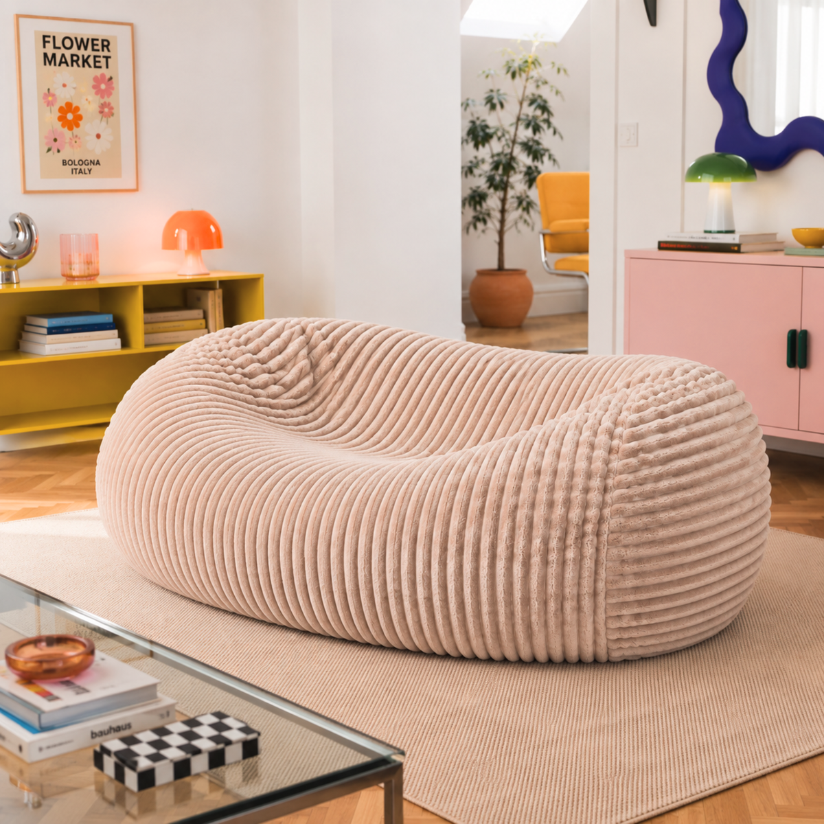 Pouf long géant déhoussable en fourrure côtelée dans un salon moderne