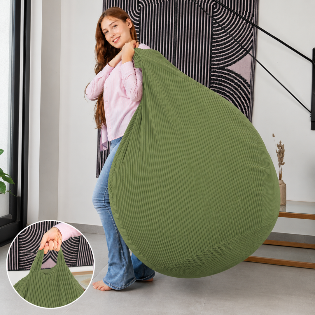 Femme soulevant le pouf poire déhoussable en velours côtelé déhoussable par sa poignée.