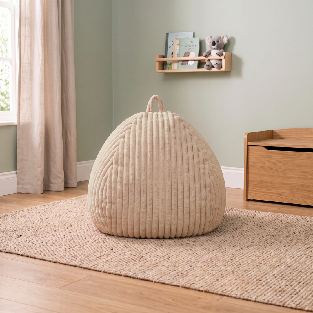 Pouf poire en fourrure côtelée posé au sol dans un intérieur