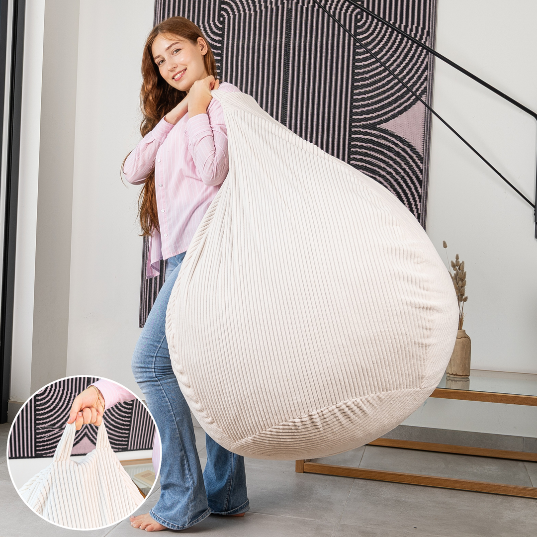 Femme soulevant le pouf poire déhoussable en velours côtelé déhoussable par sa poignée.