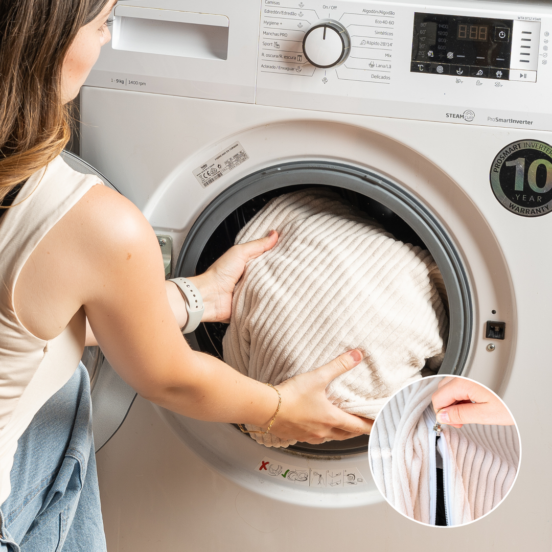 Housse en velours côtelé du pouf poire déhoussable insérée dans une machine à laver