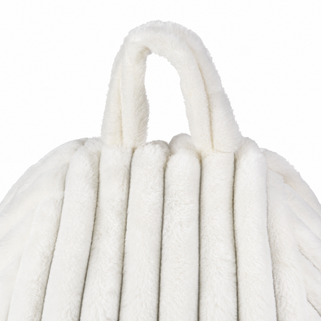 Pouf poire déhoussable en fourrure côtelée, vue rapprochée de la poignée. 