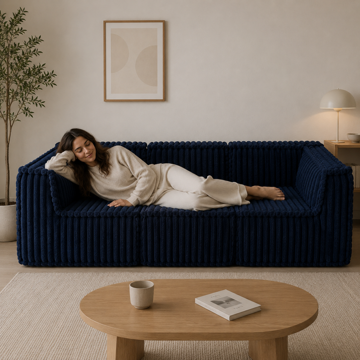 Femme allongée sur le canapé modulable 3 places déhoussable, fourrure côtelée bleue