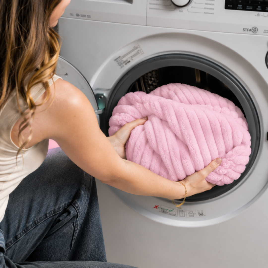 Housse en fourrure côtelée du pouf long géant déhoussable rose dans une machine à laver