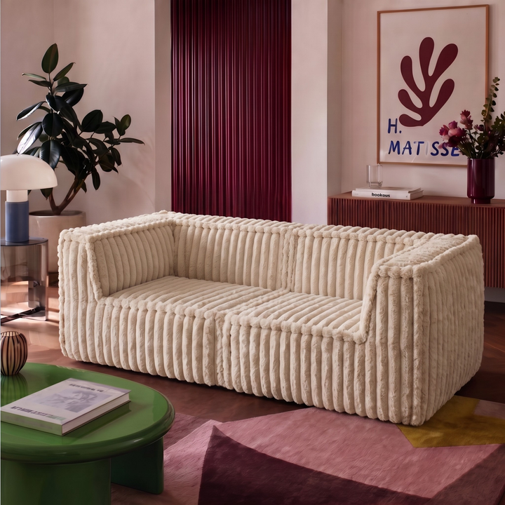 Canapé modulable 2 places beige en fourrure côtelée, assise avec accoudoirs dans un salon