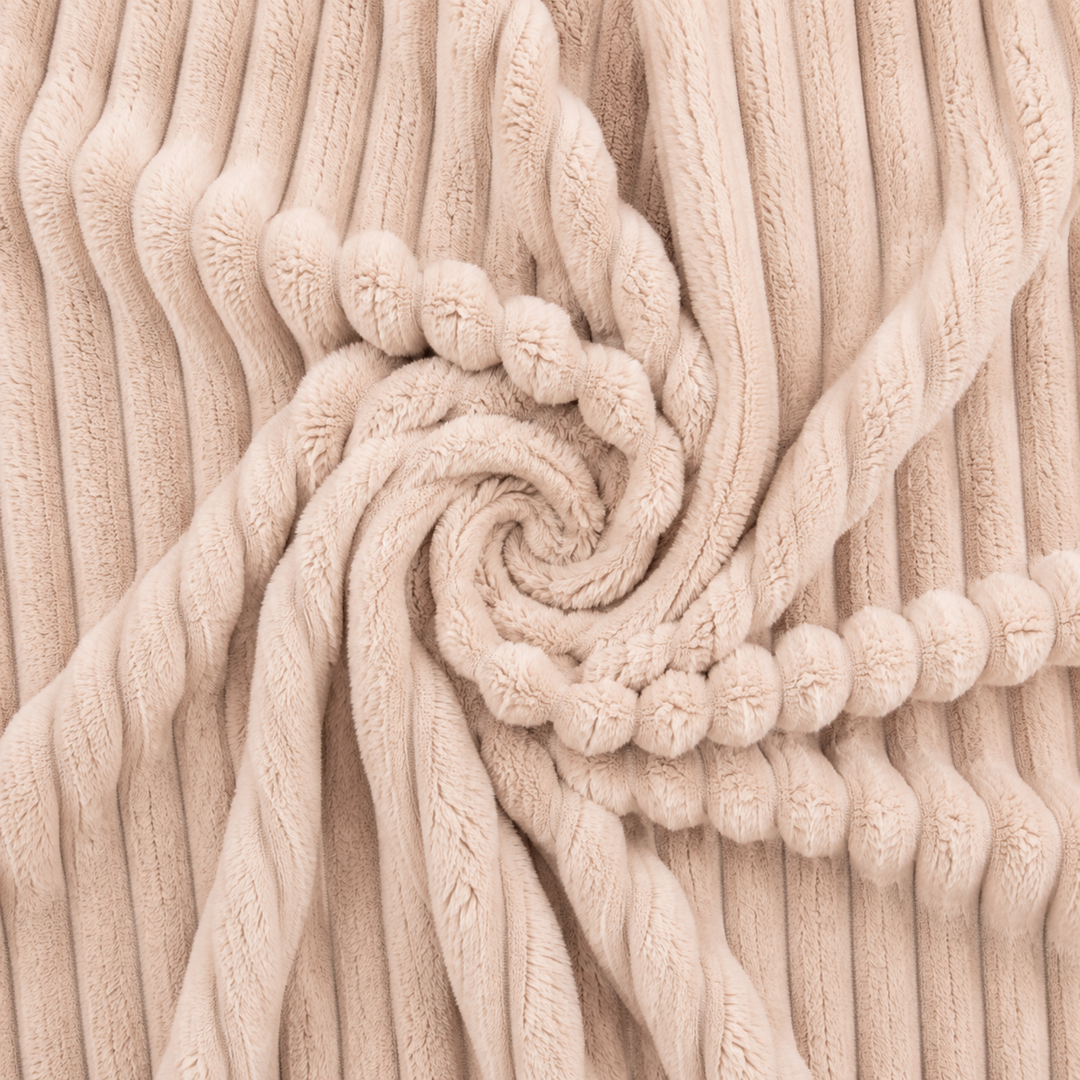 Détail de la fourrure côtelée du pouf long géant déhoussable