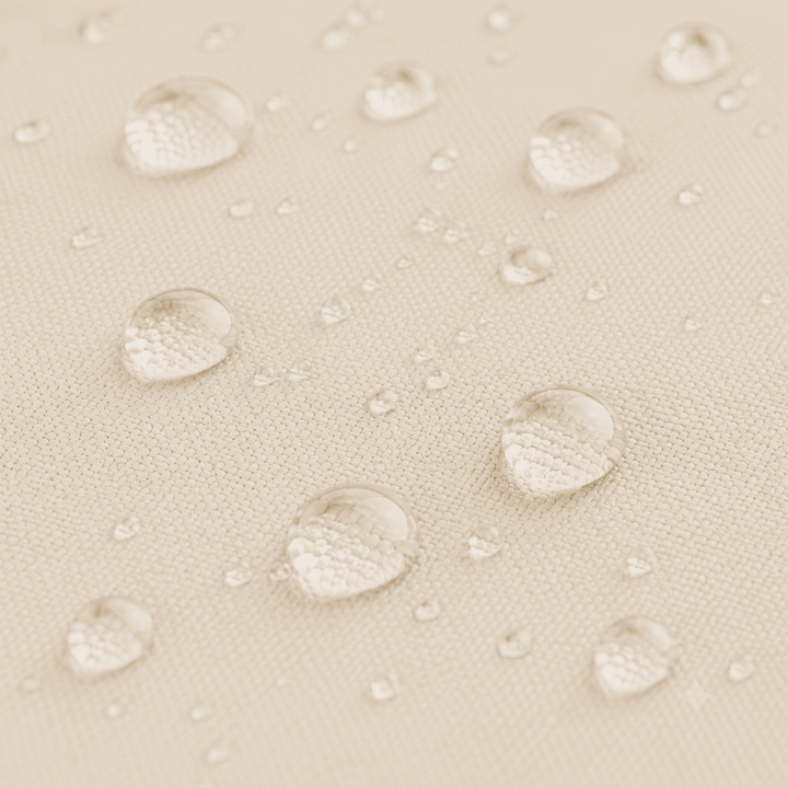 Tissu beige du pouf avec gouttes d’eau, surface imperméable et texturée.