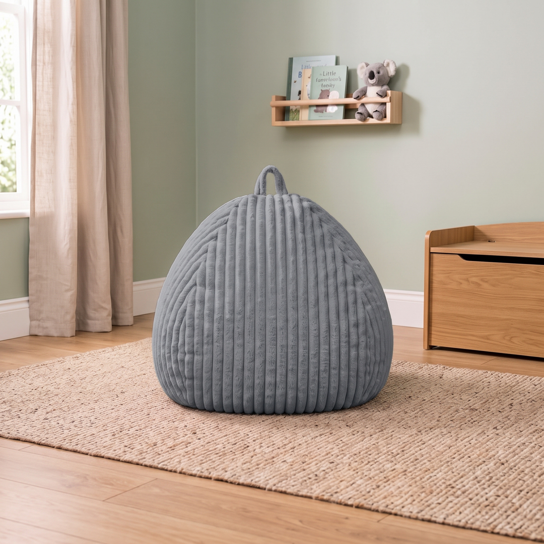 Pouf poire en fourrure côtelée posé au sol dans un intérieur