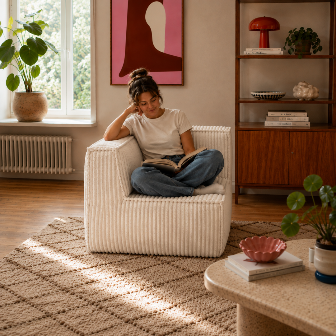 Personne assise sur le lodule d’angle en velours côtelé dans un salon
