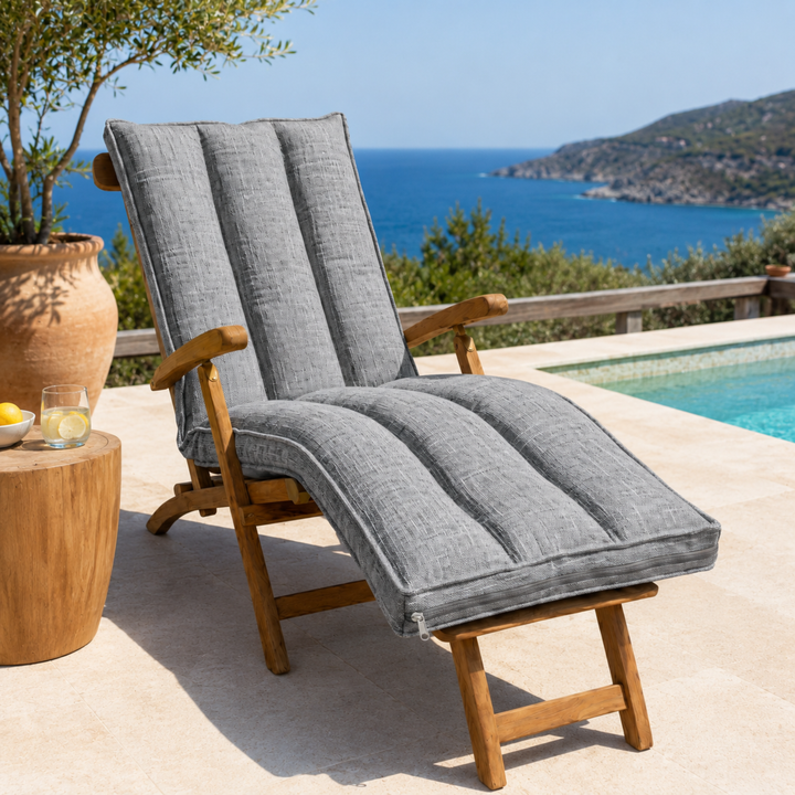 Coussin de bain de soleil, installé sur une chaise longue en extérieur